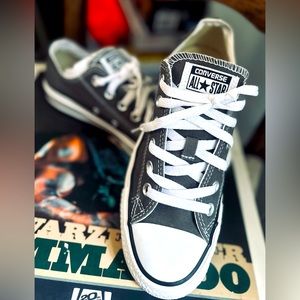 This pair of Converse Chuck Taylor All Star sneakers